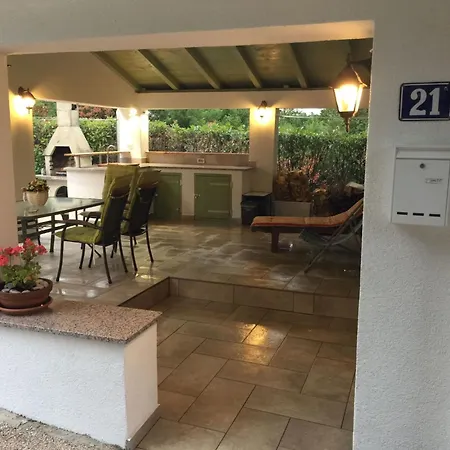 Gemuetliches In Mit Grosser Te By Interhome Hébergement de vacances Pinezići